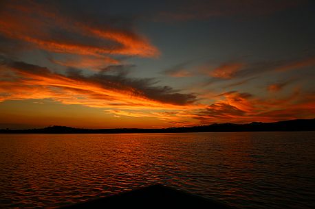Sonnenuntergang über dem Albassini-Stausee nahe Louis Trichardt.