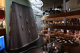 Die Dubai-Mall, eines der größten Einkaufszentren der Welt, lädt mit ihrer großzügigen Raumgestaltung zum Verweilen ein.