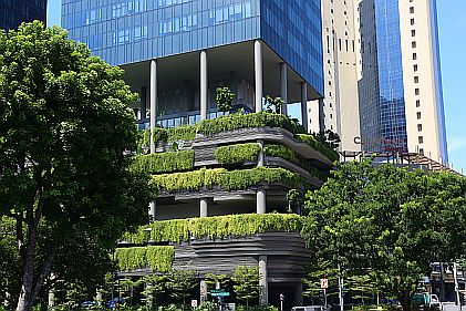 Auch an den Wolkenkratzern sieht man, dass sich die Stadtplaner bemühen, möglichst viel Grün in die Stadt zu bekommen.