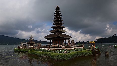 Der äußerst sehenswerte Tempel "Pura Ulun Danu Bratan" liegt auf 1200 m mitten im Hochland in einem heiligen Kratersee.