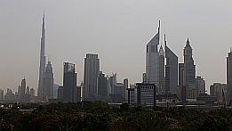 Das üppige Grün vor der dunstigen Skyline täuscht: Viel Grün gab es in Dubai wenig.