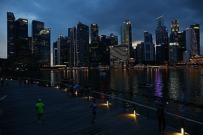 Die Skyline ist abends beleuchtet, ...