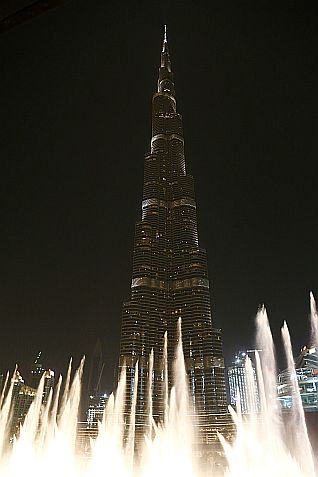 Die Fahrt hoch auf den Burj Kalifa dauert 55 Sekunden, runter käme man auch in zehn Sekunden, wenn man vergisst, den Fallschirm zu öffnen.