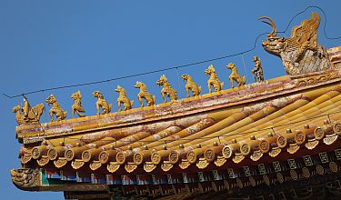 Die Anzahl der Figuren (maximal 12) steht für die Wichtigkeit des Gebäudes, in diesem Fall der Tempel in der Verbotenen Stadt in Peking.