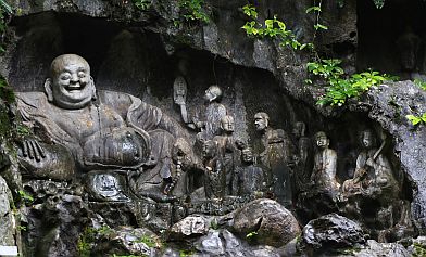 Die Feilaifeng-Felsskulpturen beim buddhistischen Tempel von Hangzhou sind sehr sehenswert.
