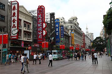 In der Nanjing Road ließen sich vier unserer Jungs von einem Chinesen ansprechen und zu freiem WLAN und Kaffee in einem etwas abseits gelegenen Café „einladen“. Das böse Erwachen kam, als sie ihr Getränk zu einem horrenden Preis bezahlen mussten. Es hätte auch schlimmer kommen können.