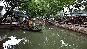 Tongli ist eine der zahlreichen Wasserstädte, die im Delta des Jangtse-Flusses liegen. Sie ist von vielen Kanälen durchzogen, an denen man ganz entspannt entlang spazieren kann, um die teilweise aus dem 14. Jahrhundert stammenden Häuser und Paläste zu bewundern und zu besichtigen.