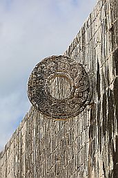 Fast wie Basketball: Wer den Ball durch den Ring beförderte, der gewann das Spiel. Zur „Belohnung" wurde er dann den Göttern geopfert.