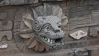 Der „Kopf der gefiederten Schlange“, dessen Nachbildung wir auch schon am Tag vorher im Museum gesehen hatten, war ein wiederkehrendes Motiv in Teotihuacán.