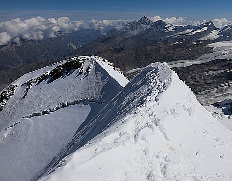 Den Grat entlang zu wandern hat den Vorteil, dass es nicht so viel bergauf und bergab geht - zumindest dann nicht, wenn man nicht stolpert.