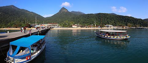 Die schöne Insel Ilha Grande mit der Papageienspitze (Mitte hinten).