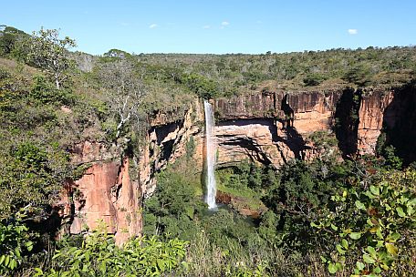 Die Chapada-Hochebene war früher mal ein Meer, das bei der Entstehung Südamerikas hoch gedrückt wurde. Die Landschaft glänzt mit steilen Klippen, schönen Felsformationen und malerischen Wasserfällen.