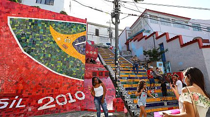 Die Escadaria Selarón ist eine sehr schöne Treppe, die ein chilenischer Künstler von 1990 bis 2013 verziert hat.