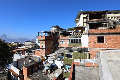 Blick auf eine Favela, in der Menschen aus der Mittelschicht wohnen. Die Gassen sind so eng (teilweise nur 1,5 m breit), dass die Feuerwehr im Brandfall keine Chance haben wird.