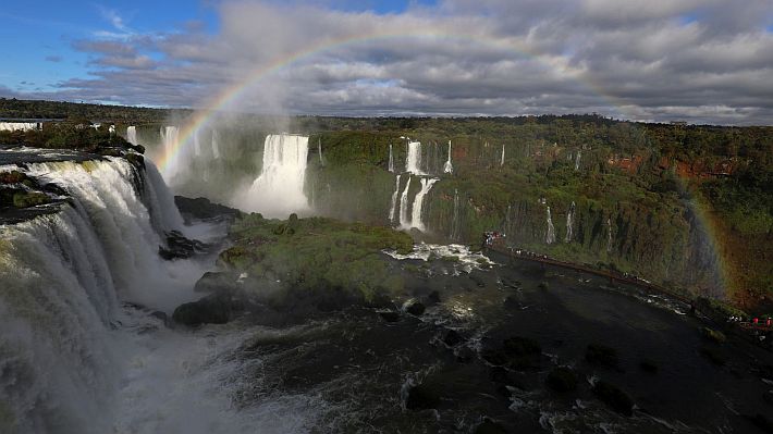 Von der brasilianischen Seite erhält man einen guten Überblick über die enorme Breite der Iguaçu-Wasserfälle, während man in Argentinien eher mittendrin sein kann. In dem Fall sollte die Kamera wasserdicht sein. Von der brasilianischen Seite erhält man einen guten Überblick über die enorme Breite der Iguaçu-Wasserfälle, während man in Argentinien eher mittendrin sein kann. In dem Fall sollte die Kamera wasserdicht sein.