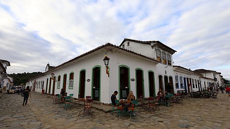 Noch am Vortag stand die Innenstadt von Paraty unter Wasser, was üblicherweise ein bis zweimal pro Monat geschieht. Die Häuser mit ihren hohen Schwellen sind darauf eingerichtet.