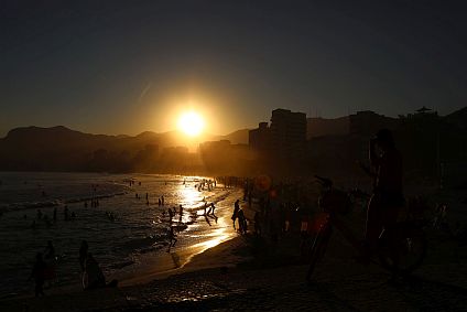 Sonnenuntergang am Strand von Ipanema.