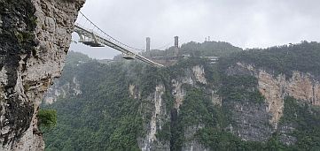 Die Brücke war bei ihrer Eröffnung im August 2016 die höchste und längste Glasbodenbrücke der Welt.