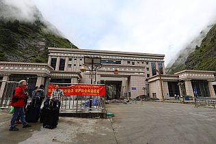 Auf der chinesischen Seite der Grenze stand ein überdimensionales Bauwerk, auf der nepalesischen Seite dagegen nur zwei Wellblech-Hütten.