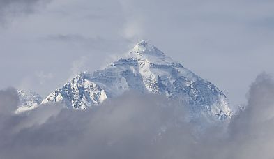 Immerhin zeigte sich der Mount Everest doch noch in Teilen: Am Morgen war der untere Teil zu sehen, als wir etwas weiter weg waren, sackten die Wolken nach unten und wir bekamen einen Blick auf den Gipfel.