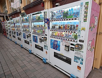 Angeblich wird rund 3 % des Stroms in Japan für den Betrieb der 5,5 Millionen Automaten benötigt.