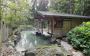 Beim Ganiba Onsen haben wir sehr charmant mitten im Wald gebadet. Da wir meist alleine waren und dabei interessante Gespräche führten, blieben wir dort am längsten.