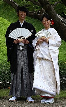 Ein Brautpaar in traditionelle Kleidung ließ Fotos von sich machen.