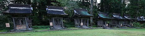 Zusätzlich zum Haupttempel fanden sich auf Haguro-San auch kleine Nebenschreine, die teilweise Gottheiten mit überraschenden Spezialgebieten gewidmet waren. Mit dabei waren zum Beispiel „Shigiyamashime“, die dort beschützt, wo sich Berge überlappen, und „Amenoyaohiitamo“, bei der man nicht mehr weiß, weswegen man sie anbetet.