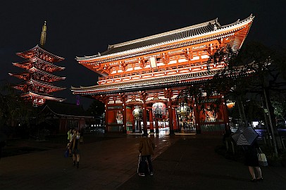 Der Sensoji im Viertel Asakusa wurde bereits im 7. Jahrhundert errichtet und gilt damit als der älteste Tempel Tokios, auch wenn die Gebäude alle aus dem letzten Jahrhundert sind.