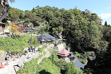 Nach dem Eingang der Seilbahn sucht man vergebens, aber es gibt auf dem Weg genug zu sehen, um immer wieder einen Grund zu haben, stehenzubleiben und Luft zu holen.