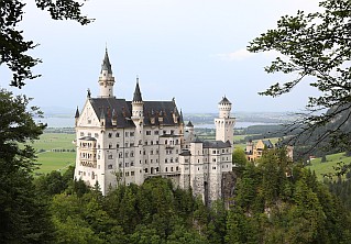 Die "Neue Burg Hohenschwangau", wie das Schloss ursprünglich hieß, wird oft als Inbegriff einer typischen mittelalterlichen Ritterburg gesehen, obwohl sie erst Ende des 19. Jahrhunderts errichtet wurde.