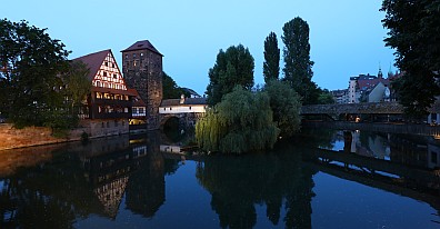 In Nürnberg bietet die Kombination aus Pegnitz und Altstadt (hier Henkerhaus und Henkersteg) viele schöne Fotomotive.