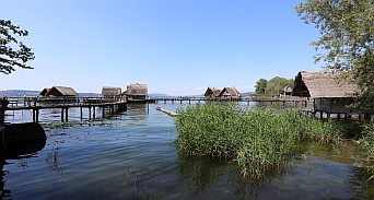 Das Pfahlbaumuseum öffnete vor rund 100 Jahren seine Pforten und zählt heute laut Wikipedia zu den größten und meistbesuchten Freilichtmuseen Europas.