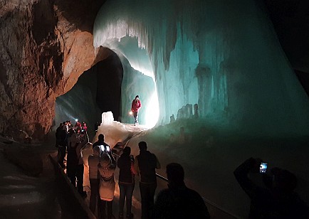 Normalerweise darf man in der Eishöhle nicht fotografieren, weil das die Gruppe zeitlich zu sehr aufhält, aber da früh am morgen noch wenig los war, wurde es uns gestattet.