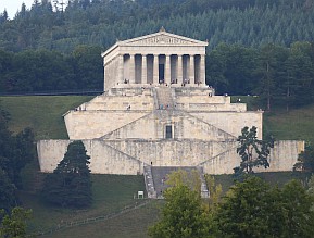 Die Lage der Gedenkstätte Walhalla ist aus fotografischer Sicht gut gewählt, aber mit der Verehrung der „teutschen Zunge“ kann ich wenig anfangen.