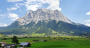 Von der Terrasse unseres Restaurants hatten wir einen wunderbaren Blick auf das Zugspitzmassiv.