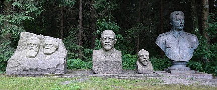 Was haben Engel, Marx, Lenin, Kapsukas und Stalin gemeinsam? Sie sind alle auf diesem Bild drauf (von links nach rechts).