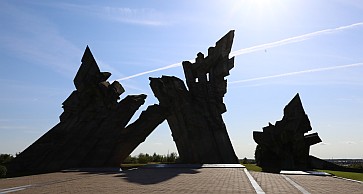 Das Monument zur Erinnerung an Tausende ermordeter Frauen, Männer und Kinder soll Kampf, Tod und Aufstand widerspiegeln.