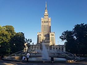 Der Kulturpalast von Warschau sieht wie ein Phallussymbol aus. Er wurde den Warschauern von Stalin „geschenkt“, finanzieren mussten sie das wohl meistgehasste Gebäude der Stadt aber selber.