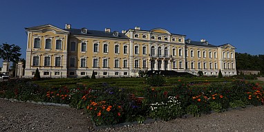 Bei Rundāle hatten wir eine große Unterkunft mit viel Platz für uns Drei. Damit kein Irrtum aufkommt: Hier ist das Schloss abgebildet.