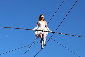 Neben dem Skansen Museum lädt der Zirkus von Kopenhagen zum Zuschauen ein. Es ist allerdings unhöflich unter den Rock zu linsen.