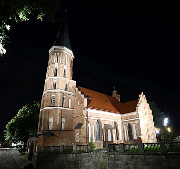 Es ist erstaunlich, wie viele gut restaurierte und schön angeleuchtete Gebäude es in Kaunas gibt, wenn man bedenkt, dass die Stadt ständig vom Deutschen Orden, den Russen, den Schweden und den Deutschen erobert wurde.