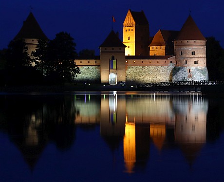 Ein relativ glatter See und eine festlich angestrahlte Burg. Zum perfekten Bild fehlt nur noch ein Orca, der über die Zinnen springt.