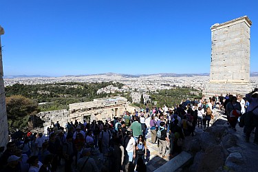 Oben auf dem Hügelchen war es ziemlich voll mit Touristen, obwohl gerade noch Vorsaison war. Man möchte sich nicht vorstellen, was in der Hauptsaison dort los ist.