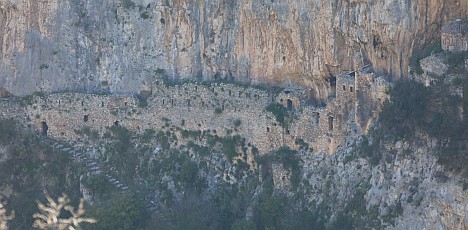 Das Kloster Panagias Filosofou hängt am Felsen und diente früher als geheime Schule. Es war in unserem Reiseführer falsch bezeichnet. Vermutlich haben es deswegen die Osmanen nicht gefunden.