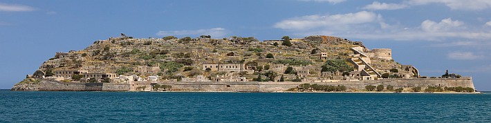 Spinalonga war zunächst Festungsinsel der Venezianer und dann der Osmanen. Von 1904 bis 1957 war sie Leprakolonie. Spinalonga war zunächst Festungsinsel der Venezianer und dann der Osmanen. Von 1904 bis 1957 war sie Leprakolonie.